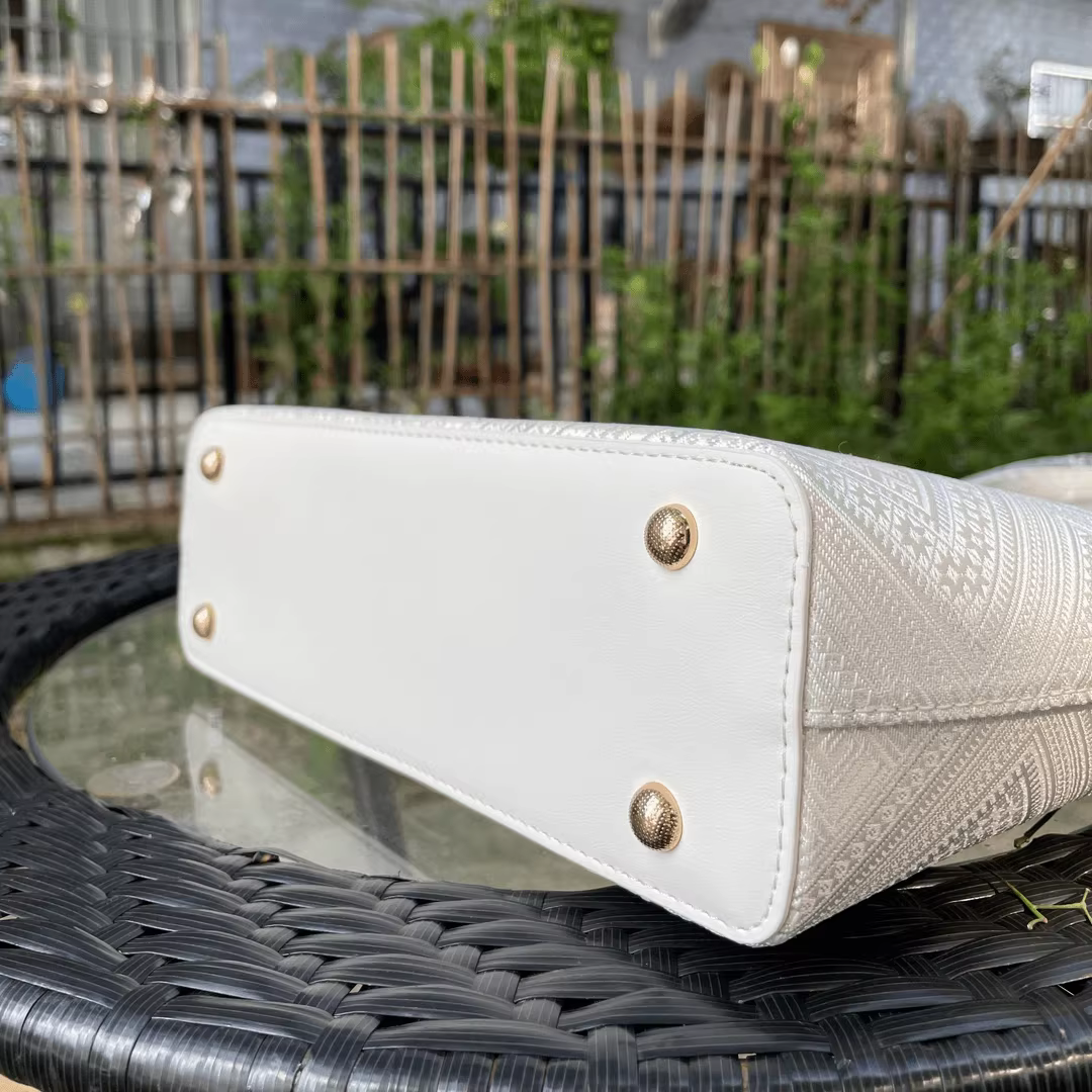 Handwoven ivory white geometric U‑style tote bag. Clean lines, soft texture, and a story of harmony. Fits a 13" laptop, water bottle, and daily essentials. Lightweight yet sturdy – the perfect everyday companion. - 图片 3